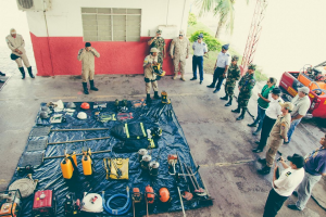 Equipamentos de proteção individual e coletivo, assim como moto mecanizados utilizados no combate a incendo florestal, foram apresentados para a comitiva. Créditos:2°SGT.BM. Paiva