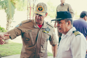 O tenente-coronel Eduardo Steica recepciona o comandante do 5° Distrito Naval da Armada Boliviana o C.N. Ayllon. Créditos:2°SGT.BM.Paiva