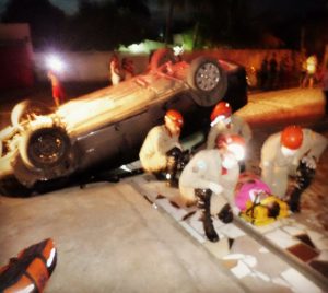 vitima gestante com suspeita de fratura de cintura pélvica, foi encontrada fora do veiculo. 