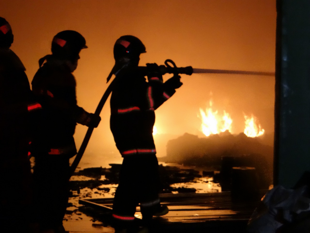 1ºGBM combate incêndio em barracão em Nova Alvorada do Sul.
