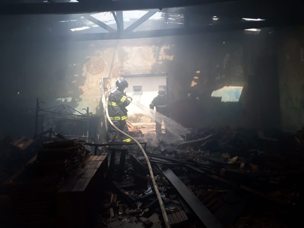 Resultado de imagem para Naviraí-Incêndio em barracão mobiliza Corpo de Bombeiros