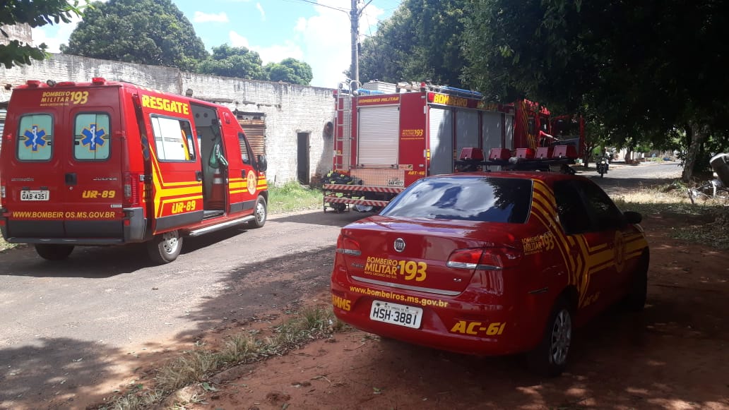 Incêndio em barracão mobiliza Bombeiros Militares em Naviraí/MS