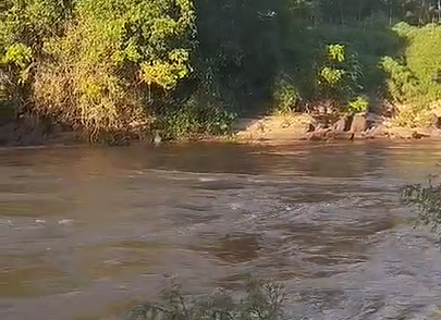 Equipe de mergulhadores do CBMMS realiza buscas por rapaz desaparecido no Rio Aquidauana Equipe de mergulhadores do CBMMS realiza buscas por rapaz desaparecido no Rio Aquidauana