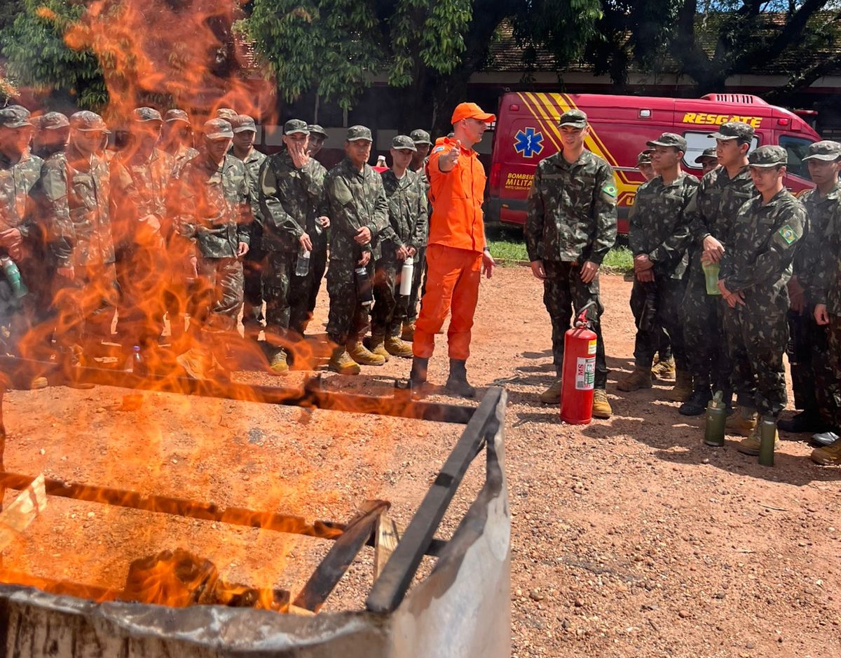 Ponta Porã: Bombeiros Militares ministram instrução de brigada de incêndio para militares do Regimento de Cavalaria do Exército Ponta Porã: Bombeiros Militares ministram instrução de brigada de incêndio para militares do Regimento de Cavalaria do Exército