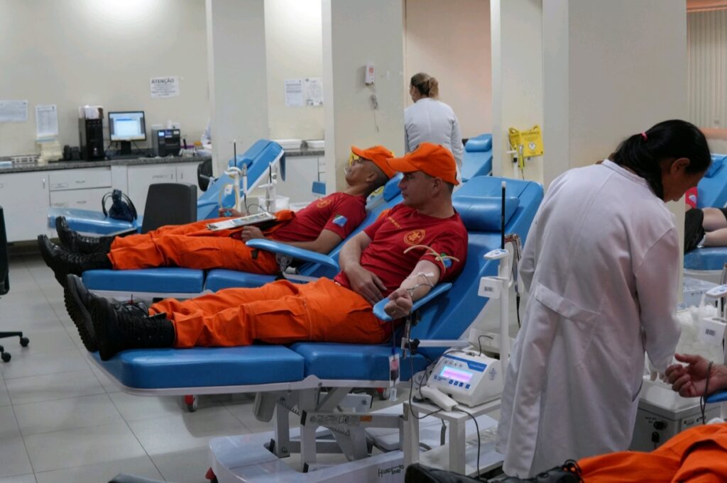 bombeiros doando sangue